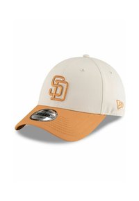Gorra de béisbol beige con visera naranja, que presenta un logotipo bordado "SD" en la parte frontal. Incluye una correa ajustable. Textura de tela suave.