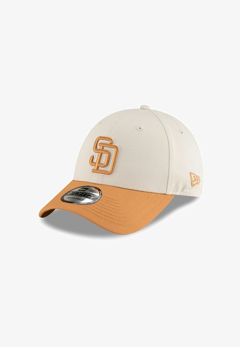 Gorra de béisbol beige con visera naranja, que presenta un logotipo bordado "SD" en la parte frontal. Incluye una correa ajustable. Textura de tela suave.