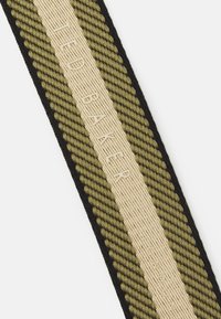 Kudottu vyö, jossa on oliivivihreät ja beige raidat, teksturoidut mustat reunat ja kohokuvioitu "TED BAKER" -logo. Leveys noin 5 cm.
