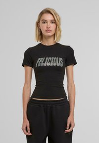 Svart kortärmad t-shirt i bomull med texten "FELICIOUS" i silverstrass över bröstet.