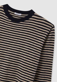 Maglione a righe con scollo rotondo. Presenta strisce alternate blu navy e beige. Maglia di peso medio con scollo a coste. Etichetta del marchio visibile.