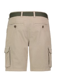 Beige Cargo-Shorts mit grünem gewebtem Gürtel, ausgestattet mit zwei hinteren Taschen mit Knöpfen und seitlichen Cargo-Taschen. Hergestellt aus robustem Stoff.