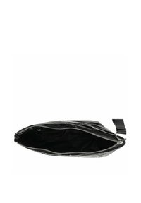 Czarna pikowana kopertówka z zamkiem błyskawicznym i pojedynczym paskiem, z gładką zewnętrzną powierzchnią oraz przestronnym wnętrzem wykończonym czarną tkaniną.