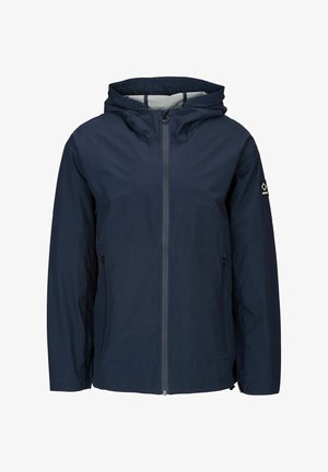 Chaqueta impermeable azul marino con cremallera completa, capucha ajustable, bolsillos laterales y detalle del logo en la manga izquierda. Tejido ligero.