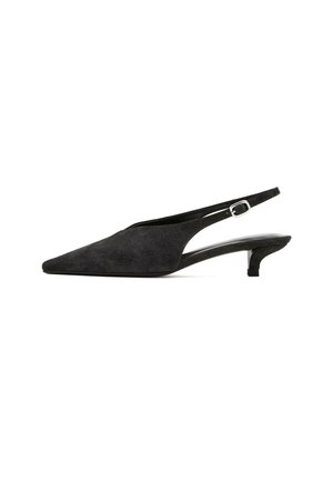 Zwarte suède slingback hakken met een spitse neus, een lage kittenhak en een dunne verstelbare band met een metalen gesp detail.