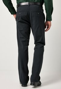 Pantaloni grigio scuro realizzati in tessuto woven, con design a gamba dritta, due tasche posteriori con chiusura a bottone e una cintura.