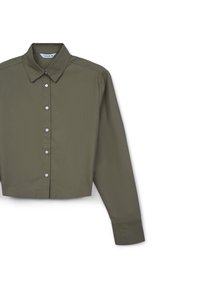 Camicia verde oliva tagliata, con colletto, maniche lunghe e chiusura frontale con bottoni, realizzata in tessuto liscio con una leggera lucentezza e dettagli di design minimi.