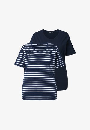 Deux chemises bleu marine à manches courtes ; une unie et une avec des rayures horizontales blanches, toutes deux avec un col rond.