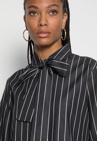 Seidensticker FASHION LANG - Blusa com botões - schwarz