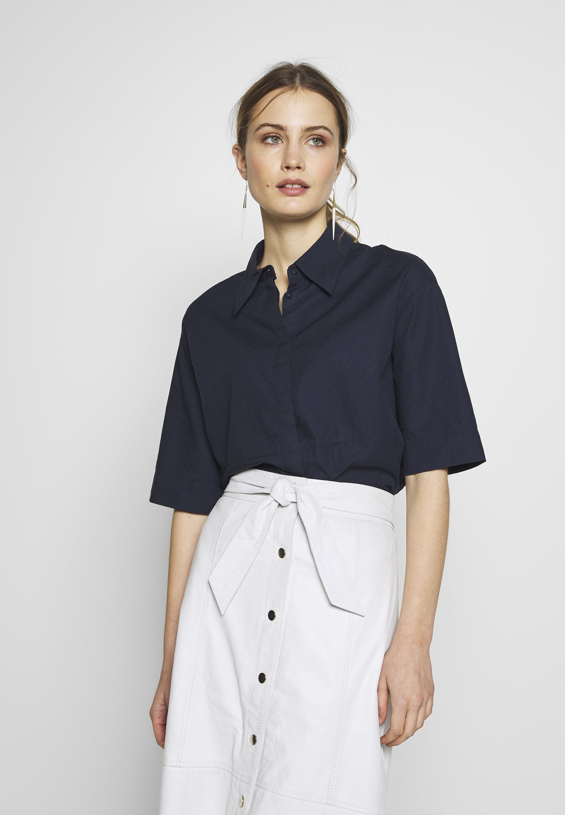 Opus FRIEDI AJOUR Skjorte dark blue Zalando.no Opus FARBA - Bluser - dark blue