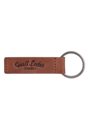 Brauner Leder-Schlüsselanhänger mit genähten Kanten und eingeprägtem Text "Gusti Leder studio", befestigt an einem silbernen Metall-Schlüsselring.