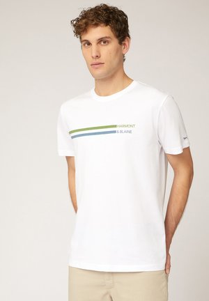 T-shirt bianco in cotone con colletto a girocollo, con tre strisce orizzontali verdi e blu. Logo "HARMONT & BLAINE" stampato sul davanti.