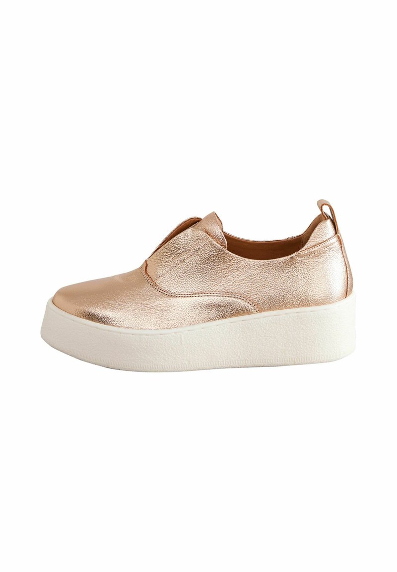 Baskets slip-on en rose gold métallisé avec tige texturée, élastique sur le devant et semelle plateforme blanche. Fini lisse avec une languette au talon.