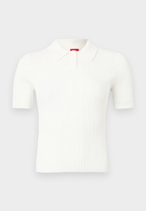 Wit geribd polohemd met korte mouwen en een kraag met knopen, tentoongesteld tegen een effen lichte achtergrond.