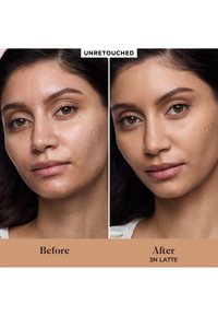 Visage d'une femme avant et après l'application du fond de teint, montrant une peau plus lisse et un teint plus uniforme avec des imperfections réduites sur la photo après.