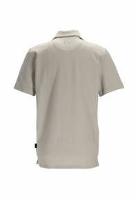 Camisa polo de manga corta para hombre en gris claro con sutiles rayas verticales, con cuello y un pequeño logo en la parte de atrás.