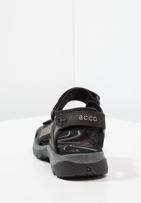 Sandali Ecco presentano una combinazione di colori nera e grigia, una tomaia in materiale sintetico con cinturini regolabili, una soletta imbottita e una suola in gomma.
