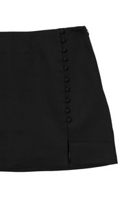 Jupe noire en tissu avec une texture lisse, dotée d'une fermeture éclair sur le côté et d'une rangée de boutons recouverts de tissu le long de la couture gauche.