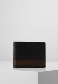 Portefeuille bifold en cuir noir avec une bande en cuir marron. Il présente des lignes épurées et des détails de surpiqûres subtils, avec une forme rectangulaire compacte.