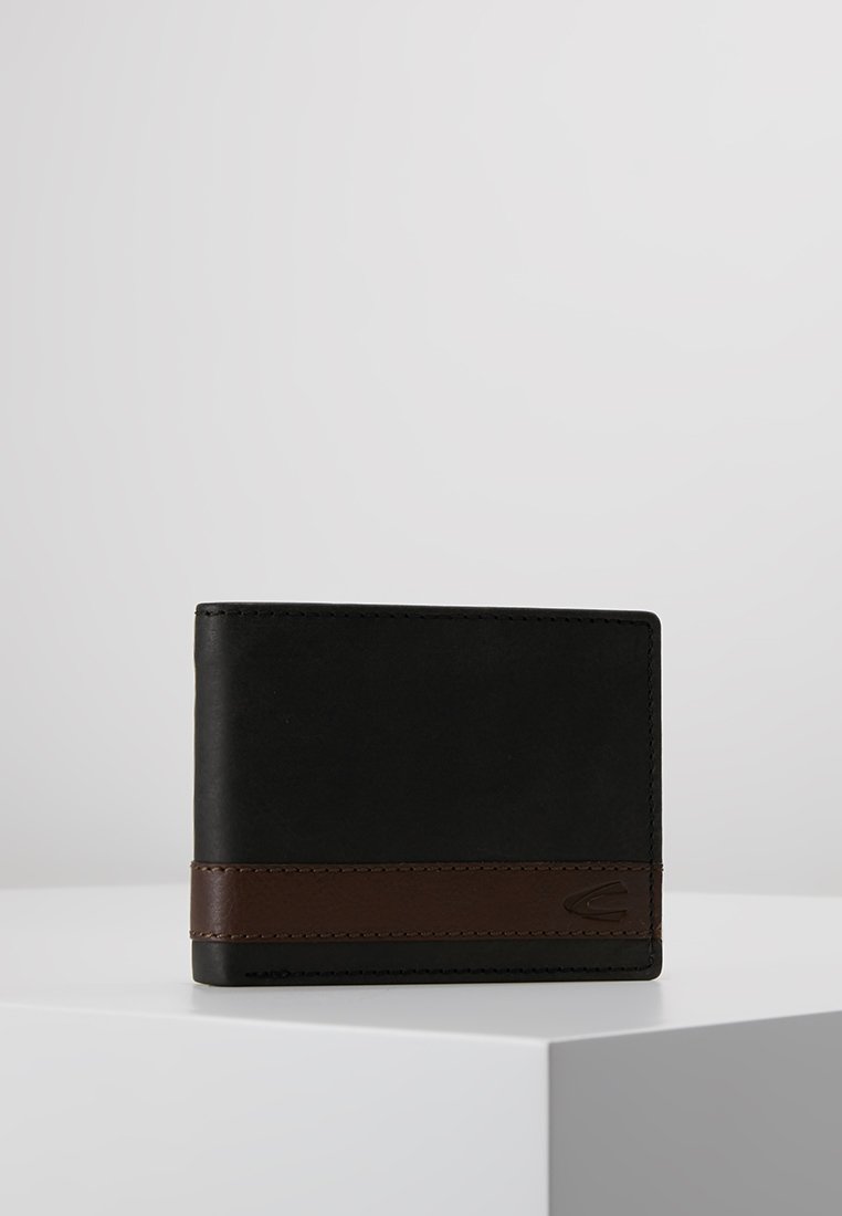 Portefeuille bifold en cuir noir avec une bande en cuir marron. Il présente des lignes épurées et des détails de surpiqûres subtils, avec une forme rectangulaire compacte.