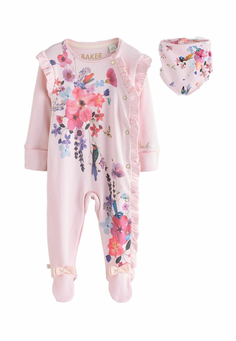 Rosa Baby-Overall mit floralem Muster, Rüschen an der Seite, Druckknöpfen und Schleifenakzenten an den Füßen. Inklusive passendem Blumen-Lätzchen.