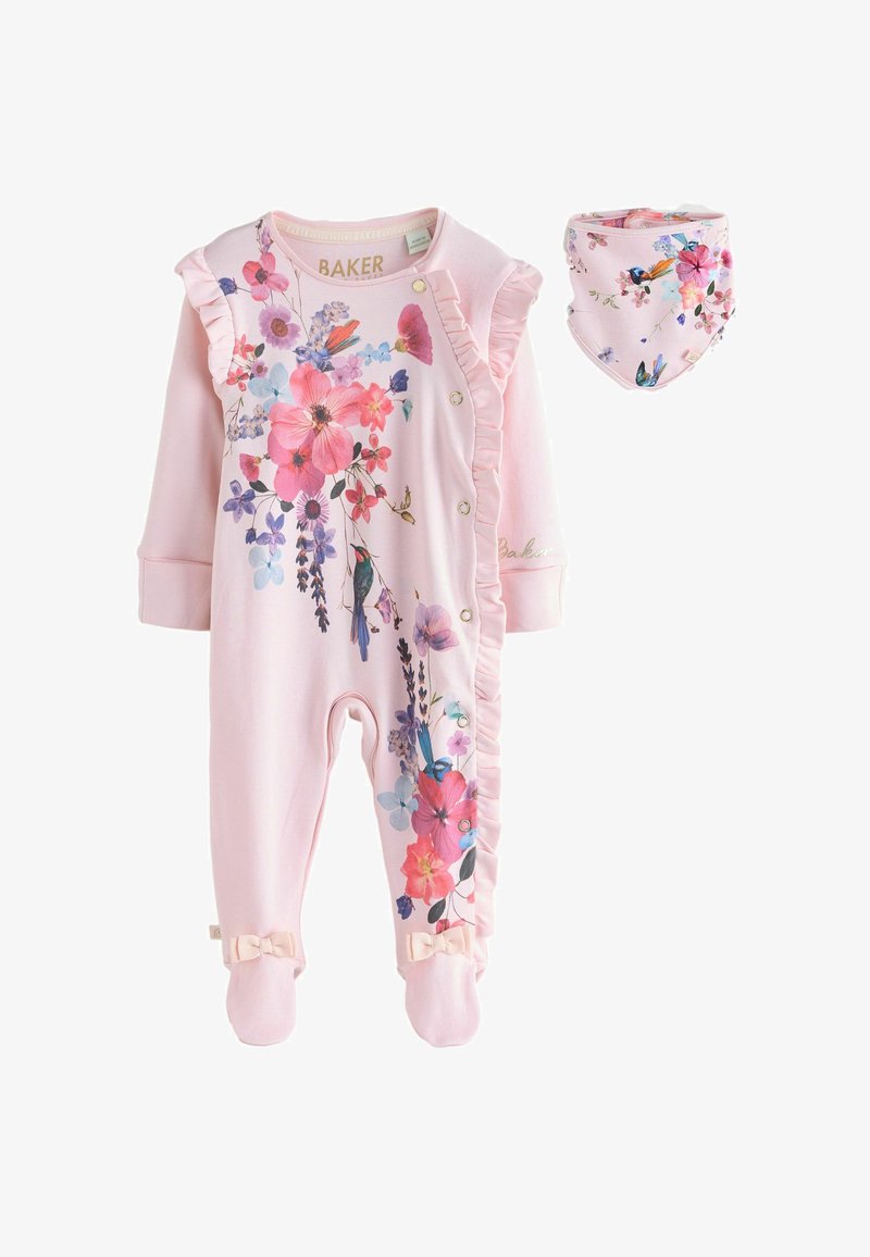 Rosa Baby-Overall mit floralem Muster, Rüschen an der Seite, Druckknöpfen und Schleifenakzenten an den Füßen. Inklusive passendem Blumen-Lätzchen.
