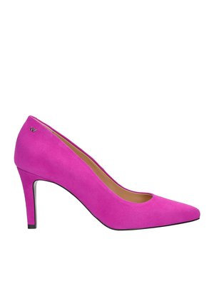 Talons hauts en daim rose avec un bout pointu, un talon aiguille et un petit logo en argent à l'arrière. Texture lisse avec une finition mate.