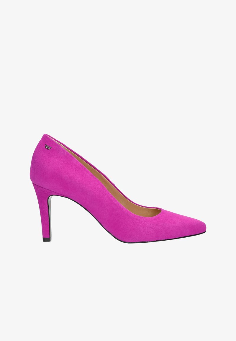 Talons hauts en daim rose avec un bout pointu, un talon aiguille et un petit logo en argent à l'arrière. Texture lisse avec une finition mate.