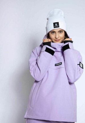 Violetti vedenpitävä takki, jossa on jämäkkä kaulus, mustat tarranauhakämmekkäät ja etutasku. Yhdistetty valkoisen pipon kanssa, jossa on logopatch.