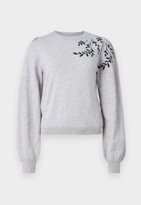 Grå sweater med lange ærmer, ribbede manchetter og rund hals. Har sort broderi af blade på venstre skulder. Blød tekstur.
