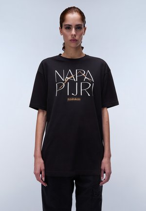 Sort bomulds T-shirt med korte ærmer, prydet med hvid og guld tekst "NAPAPIJRI" på forsiden. Oversized design med rund halsudskæring.