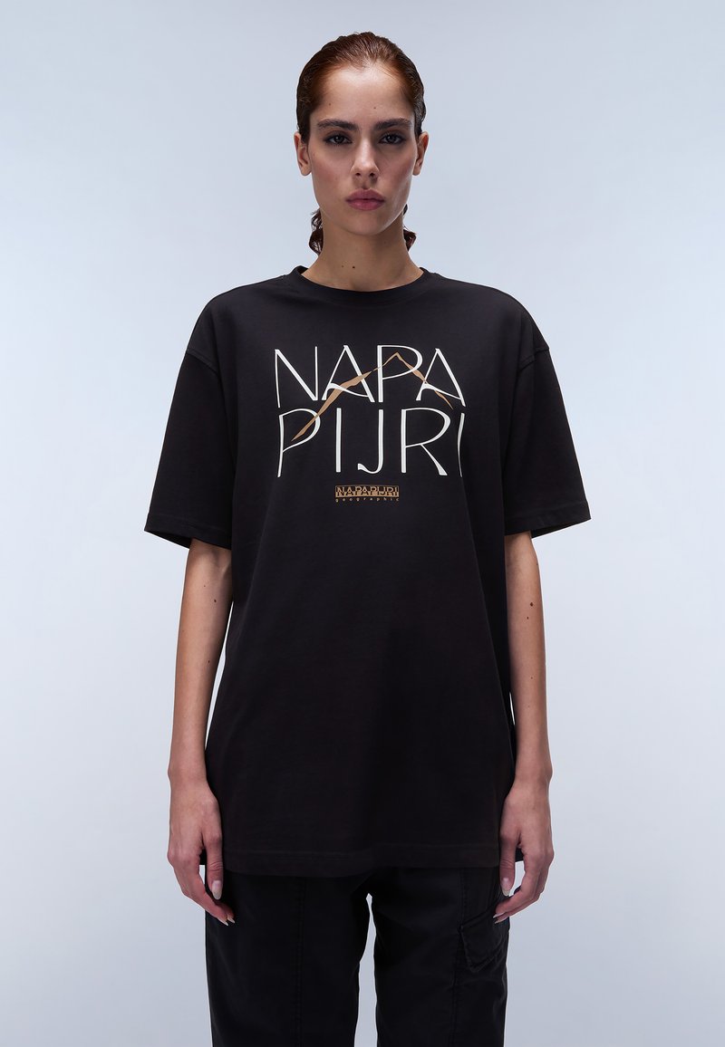 Schwarzes Baumwoll-T-Shirt mit kurzen Ärmeln, das den Schriftzug "NAPAPIJRI" in Weiß und Gold auf der Vorderseite trägt. Übergroßes Design mit einem runden Ausschnitt.
