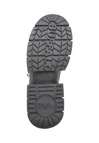Semelle de botte en caoutchouc noir avec un motif de bande de roulement profond, arborant le mot « BUFFALO » moulé dans le matériau et un logo circulaire à la base.