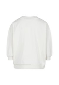 Sudadera blanca de corte relajado, con un cuello y puños acanalados. Textura suave con hombros caídos y una longitud corta.
