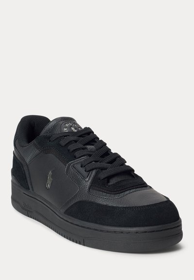 Μαύρο sneaker χαμηλού προφίλ με μικτά πάνελ από δέρμα και σουέντ, μαύρα κορδόνια και μικρό κεντημένο λογότυπο παίκτη πόλο στο πλάι.
