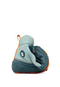 Kinder schoen gemaakt van zacht blauw-groen stof met oranje accenten, ronde vorm, comfortabele ontwerp en een gestructureerde rubberen zool.