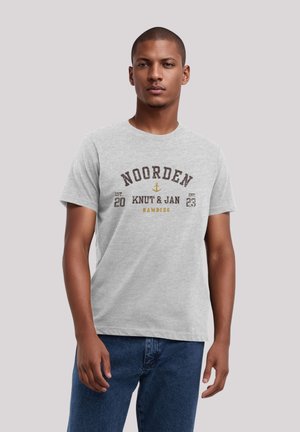 Graues Baumwoll-T-Shirt mit einem Druckdesign, das den Text "NOORDEN", einen Anker und "KNUT & JAN HAMBORG" in Braun und Gelb zeigt.