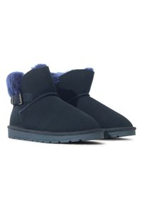 Botines marinos de ante con forro de piel suave, que presentan una hebilla lateral y una suela de goma texturizada para mayor tracción.