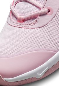 Nike Performance OMNI MULTI COURT UNISEX - Sapatilha de treino - pink foam/white hyper pink med soft pink