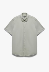 Camisa de botón de manga corta en verde claro, hecha de una tela suave con un cuello puntiagudo y un dobladillo redondeado, con una textura sutil.