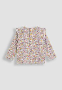 Langärmliges Kinderoberteil mit buntem, kleinem Blumenmuster, Rüschenschultern und drei gelben Knöpfen am Halsausschnitt hinten.