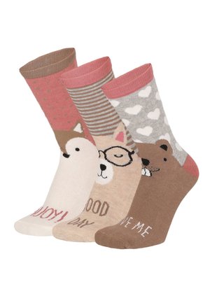 Drei bunte Socken mit Tiergesichtern: Fuchs mit „GENIEß ES!“, Hund mit Brille und „GUTEN TAG“ und Biber mit Herzen und „LIEB MICH.“