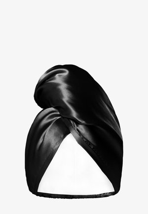 Schwarzer Satin-Turbanhut mit verdrehtem Knoten vorne und glatter, glänzender Textur auf weißem Hintergrund.