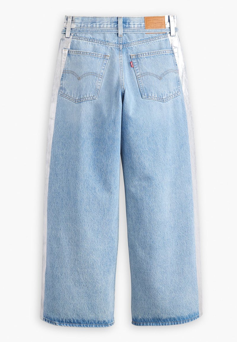 Jeans a gamba larga di colore azzurro chiaro, realizzati in denim, con due tasche posteriori, una patch in pelle sulla cintura e un dettaglio a pannello laterale di colore a contrasto.