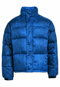 Modrá nafukovacia bunda s vysokým golierom, vyrobená z lesklého materiálu, s prešívaným dizajnom, polstrovanou textúrou a elastickými manžetami.