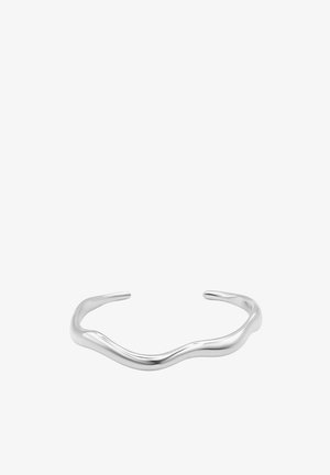 Ezüst tónusú nyitott karperec sima, hullámzó kialakítással és fényes felülettel, fehér háttéren bemutatva.