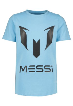 Vaaleansininen puuvillapaita, jossa on suuri musta graafinen kuvio, joka muistuttaa logoa, ja nimen "MESSI" alla paksuilla kirjaimilla.
