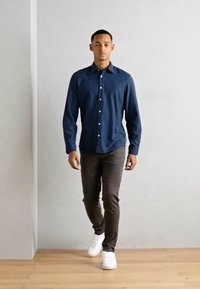 Marc O'Polo KENT COLLAR LONG SLEEVES NO POCKET ROUND HEM - Hemd - total eclipse