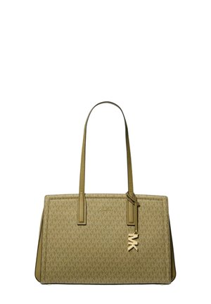 Beżowa torba typu tote Michael Kors z podwójnymi uchwytami, charakterystyczną zawieszką z logo MK oraz powtarzającym się wzorem MK na teksturowanej powierzchni.