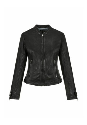 Czarna skórzana kurtka z wysokim kołnierzem, zapięcie na zamek z przodu, dwie zamykane na zamek boczne kieszenie, dopasowany krój oraz dekoracyjne klamry na rękawach.